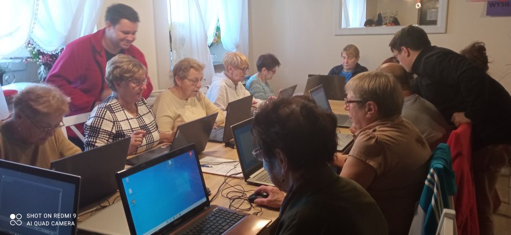 prowadzący indywidualnie wprowadzają seniorów do pracy na komputerze